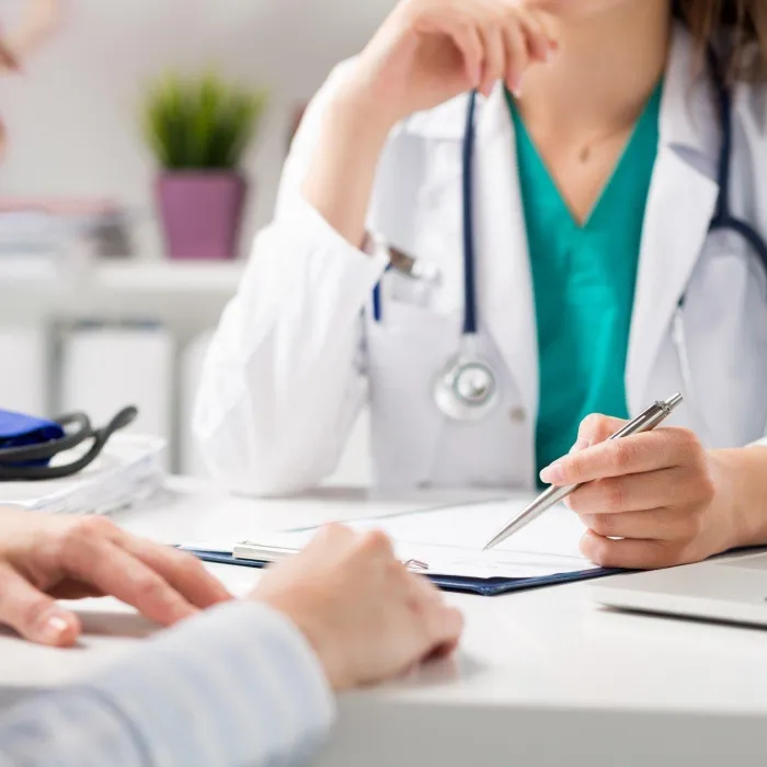 Врач консультирует пациента о лечении